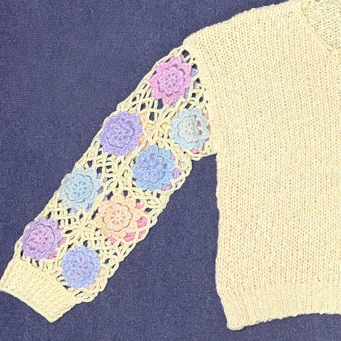 Suéter con mangas crochet floral 3