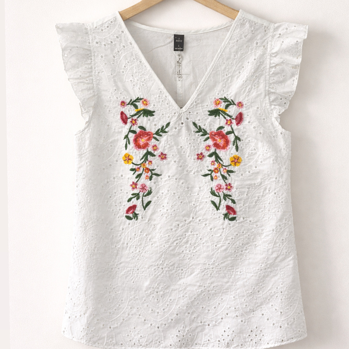 Blusa blanca, con bordado 1