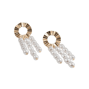 Aros dorados con perlas colgantes