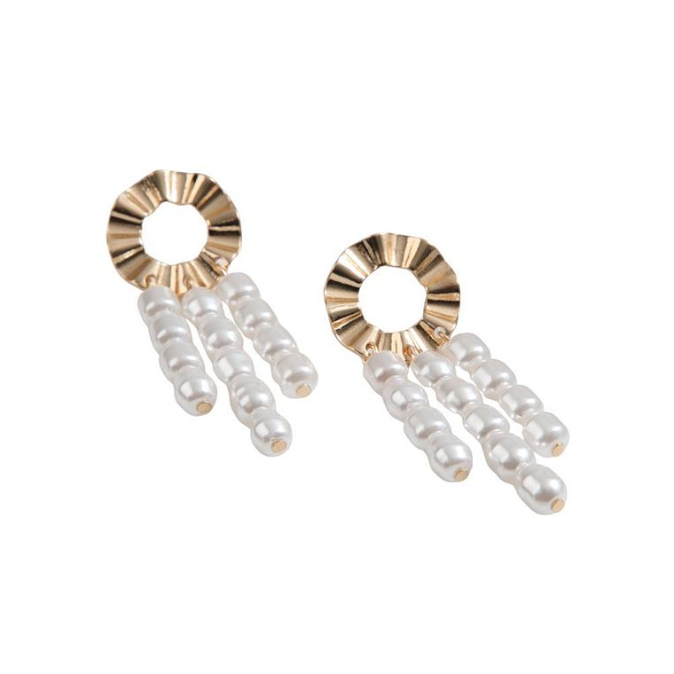 Aros dorados con perlas colgantes 1