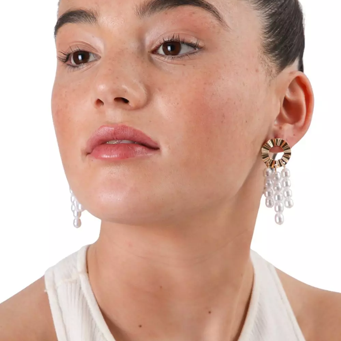 Aros dorados con perlas colgantes 2