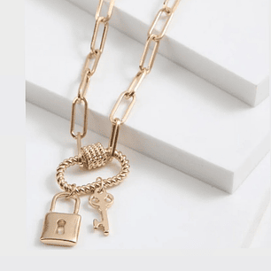 Collar dorado con candado y llave