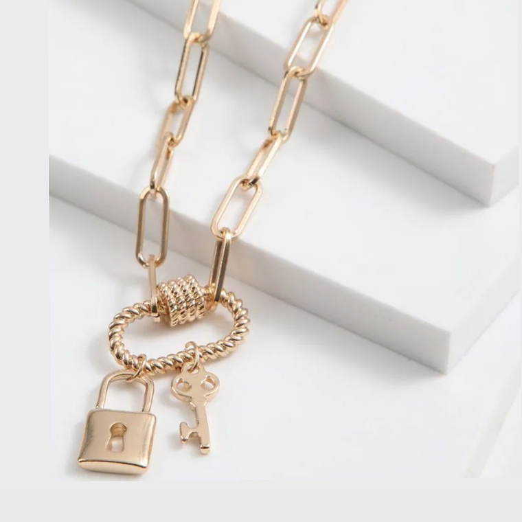 Collar dorado con candado y llave 1