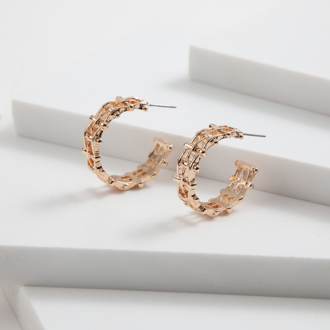 Aros argolla dorada texturada 1