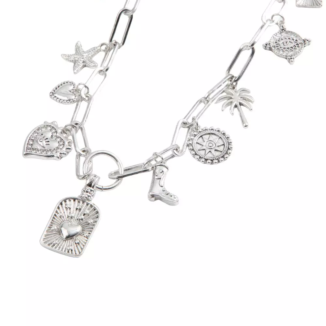 Collar plateado con dijes simbólicos 1