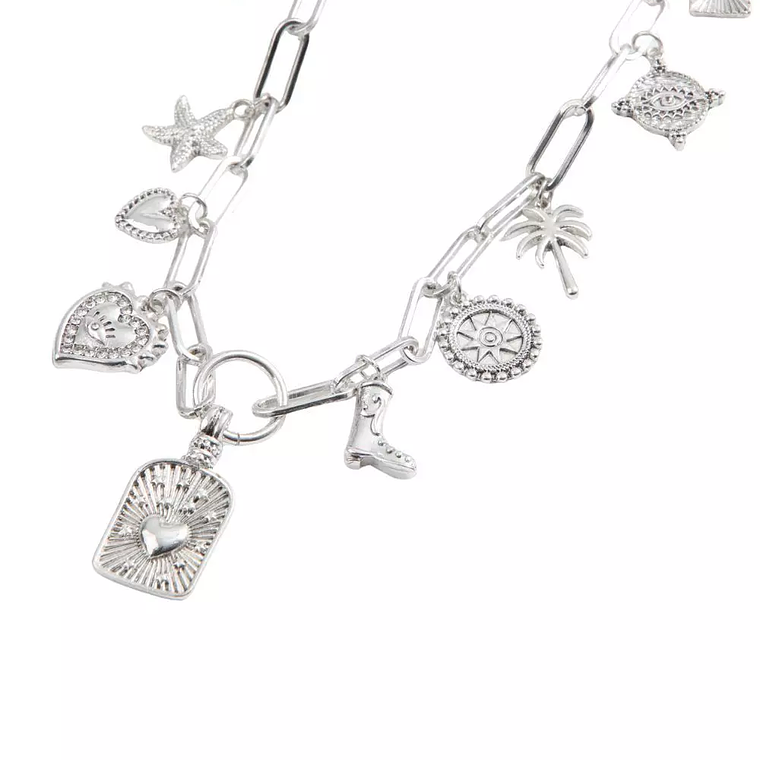 Collar plateado con dijes simbólicos 1