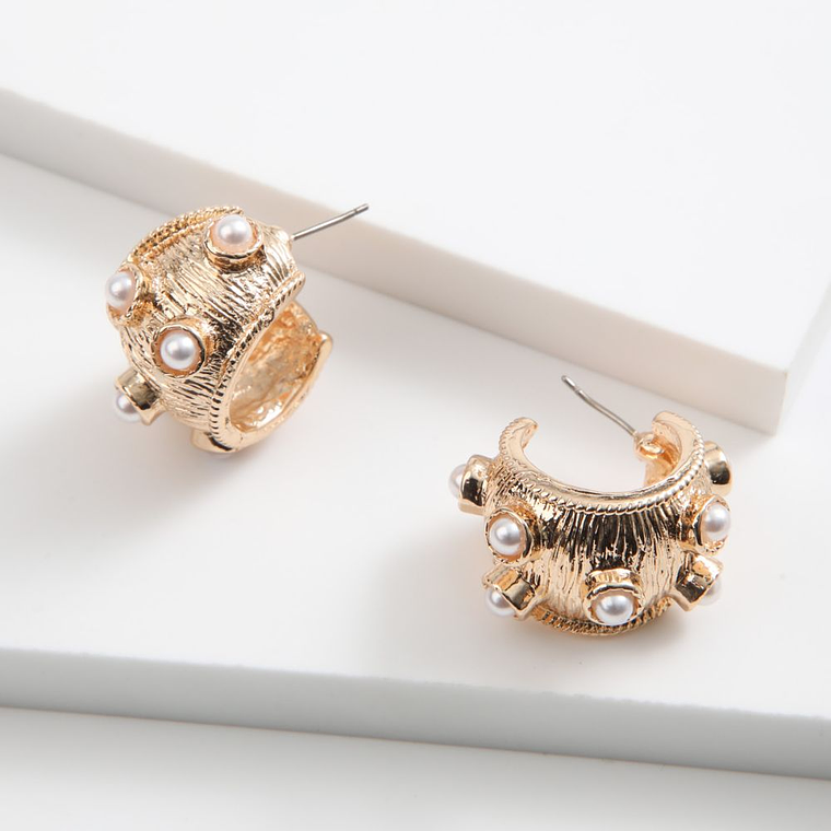 Aros dorados tipo argolla con perlas 1