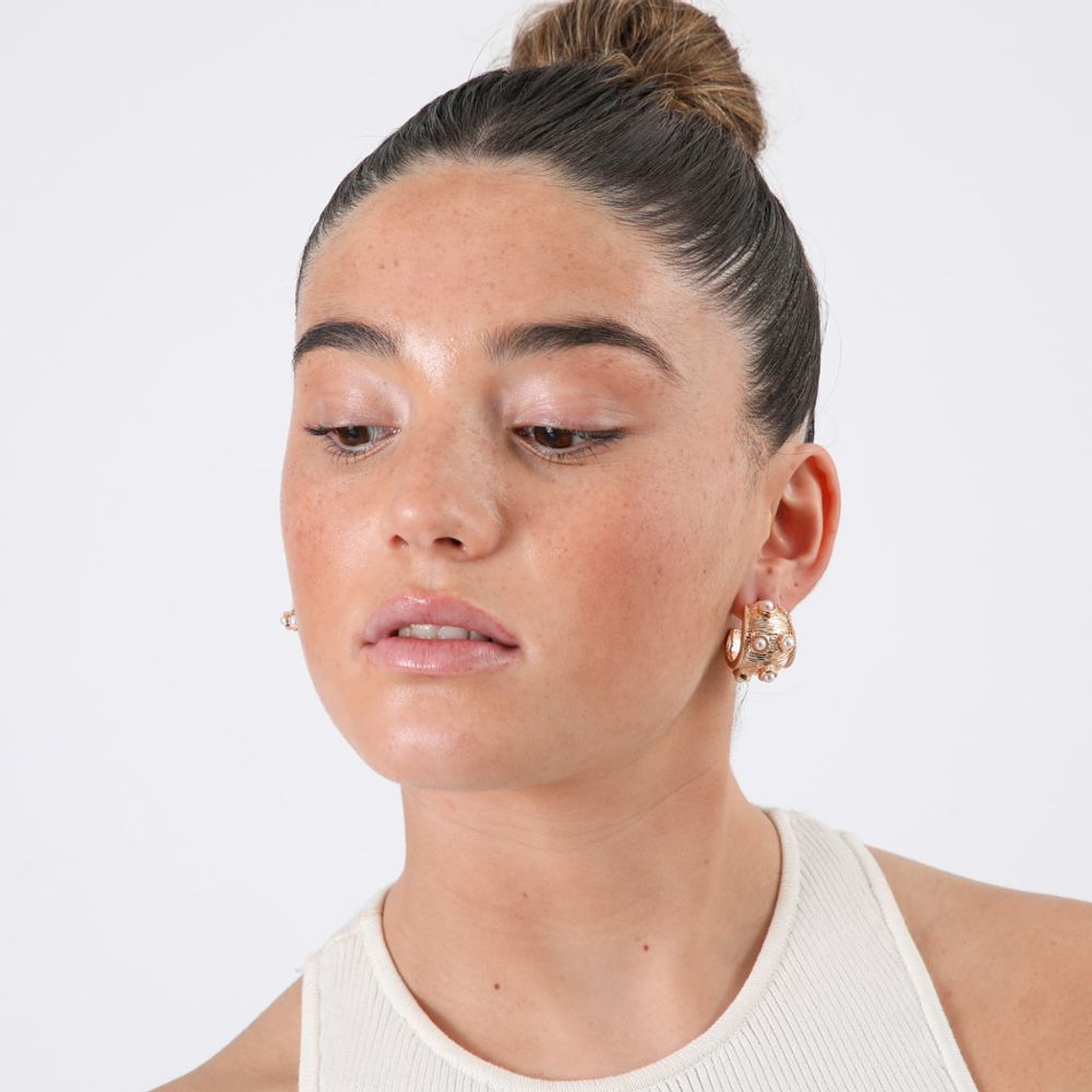 Aros dorados tipo argolla con perlas 2