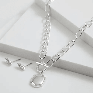 Conjunto plateado de cadena y aros con dije orgánico