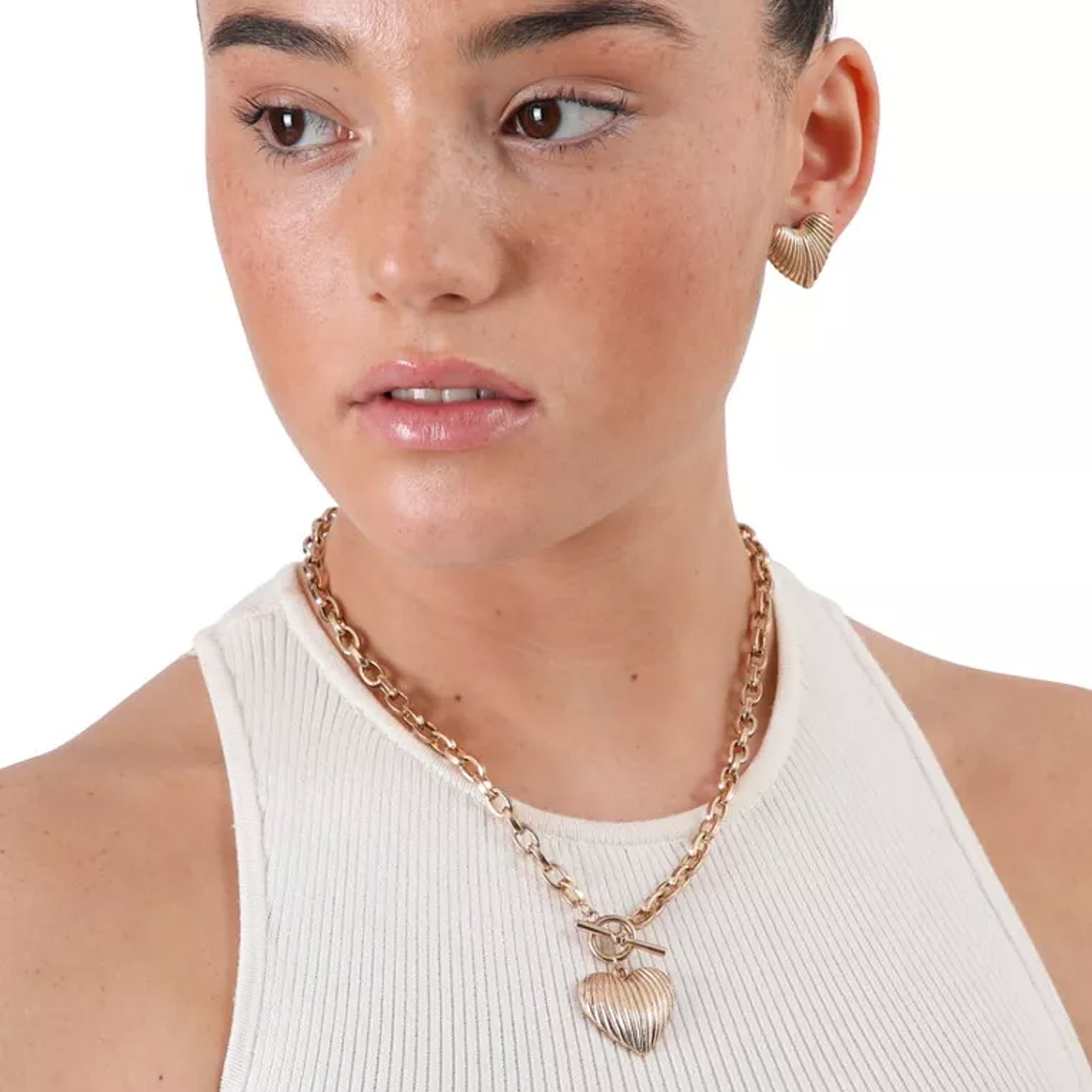 Collar dorado con corazones texturizados 2