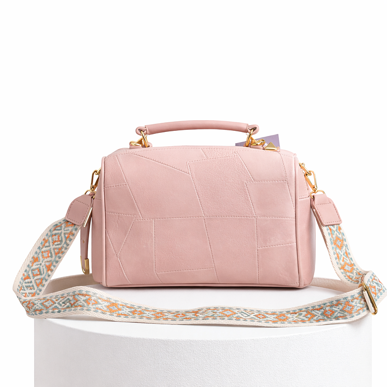 Cartera Rosada con Correa Decorativa 1