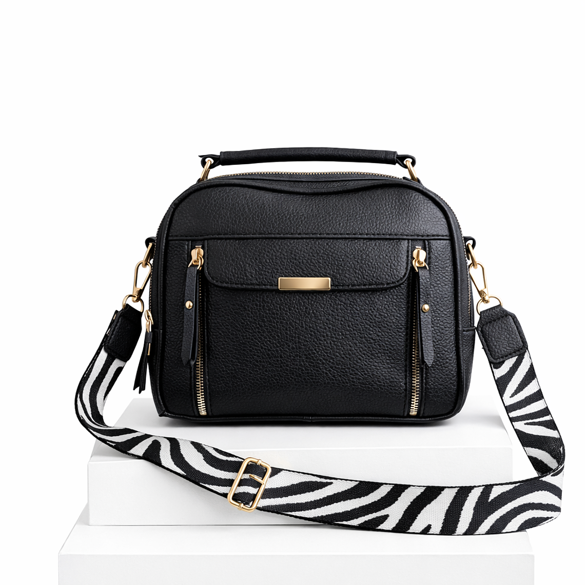 Cartera Negra con Bolsillo Central y Detalles Dorados 1