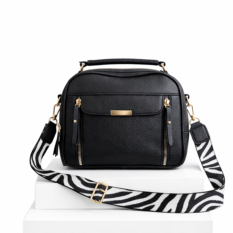 Cartera Negra con Bolsillo Central y Detalles Dorados 1