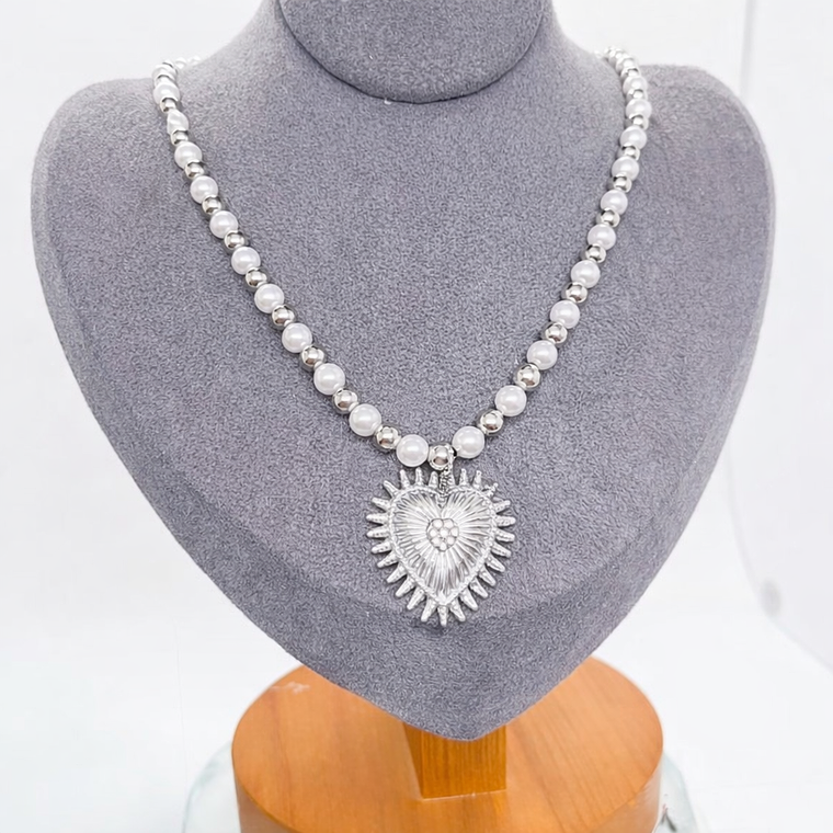 Collar de Perlas Plateadas con Corazón Radiante 1