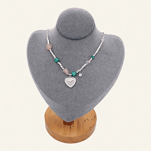 Collar con Piedras Naturales y Corazón Central