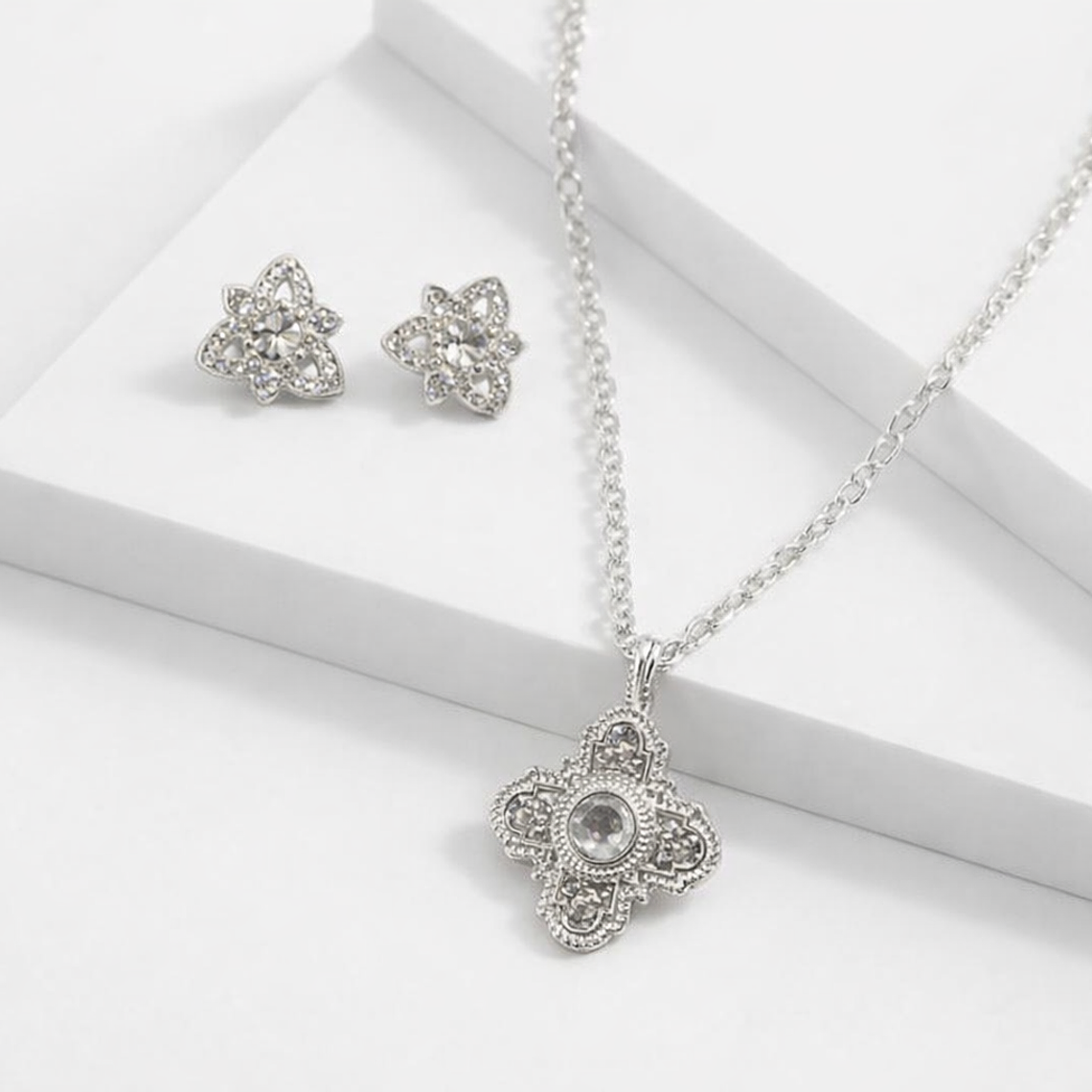 Set Collar y Aros Flor con Brillo Plateado 1