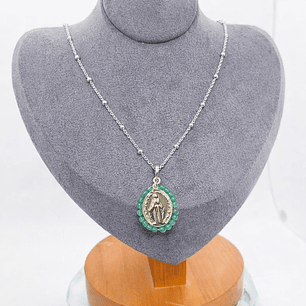 Collar Medalla Virgen con Detalles Verdes