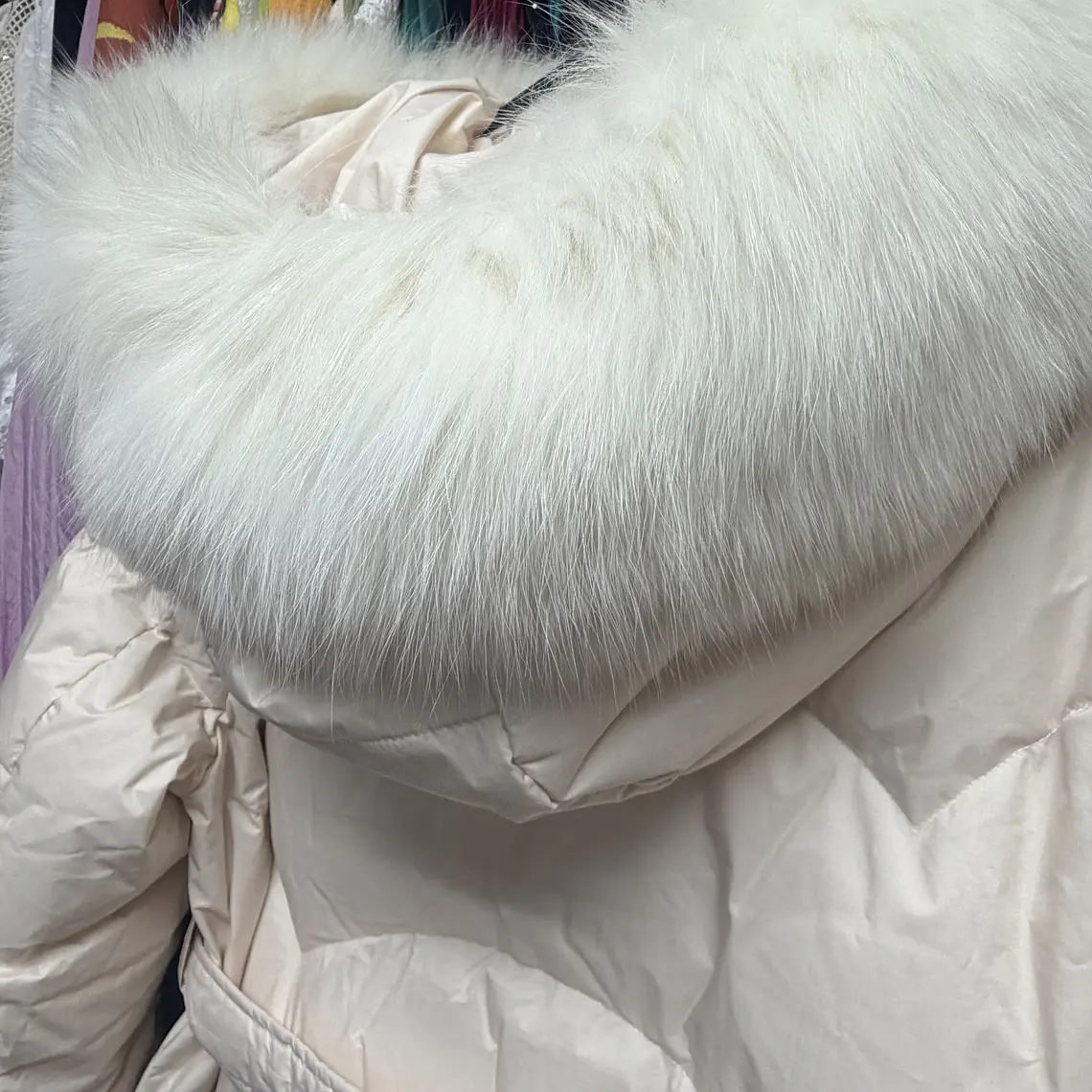 Chaqueta larga acolchada con cinturón y capucha (beige claro) 3