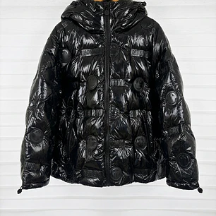 Chaqueta corta efecto charol negra oversized