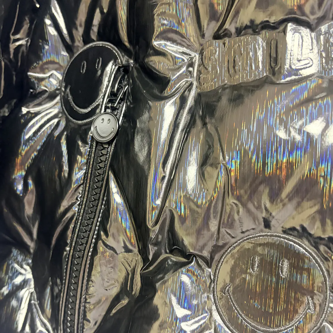 Chaqueta corta efecto charol negra oversized 3