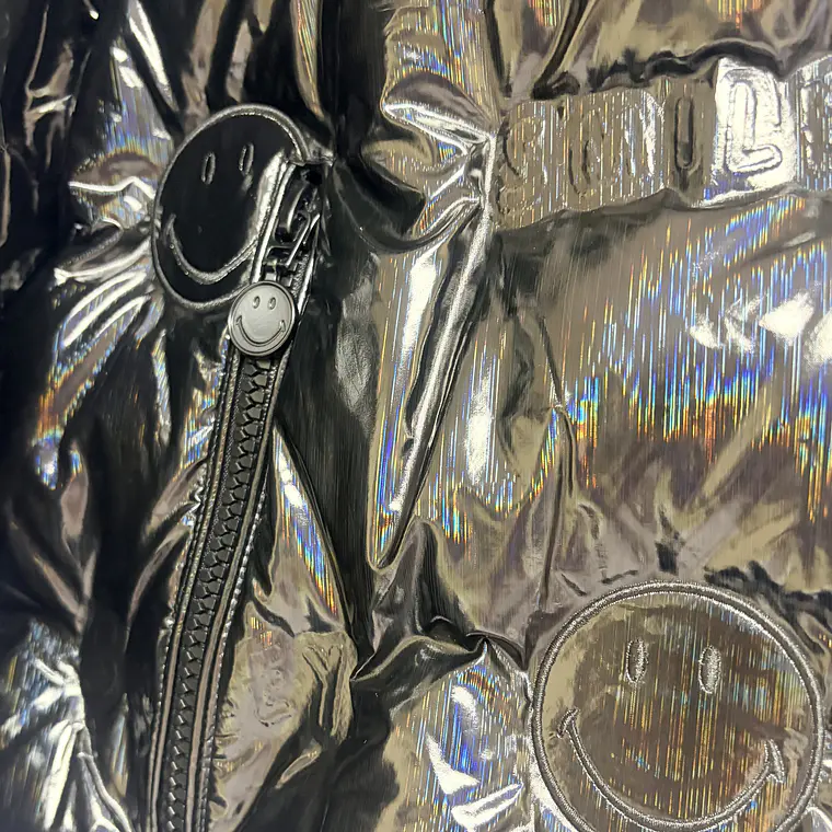 Chaqueta corta efecto charol negra oversized 3