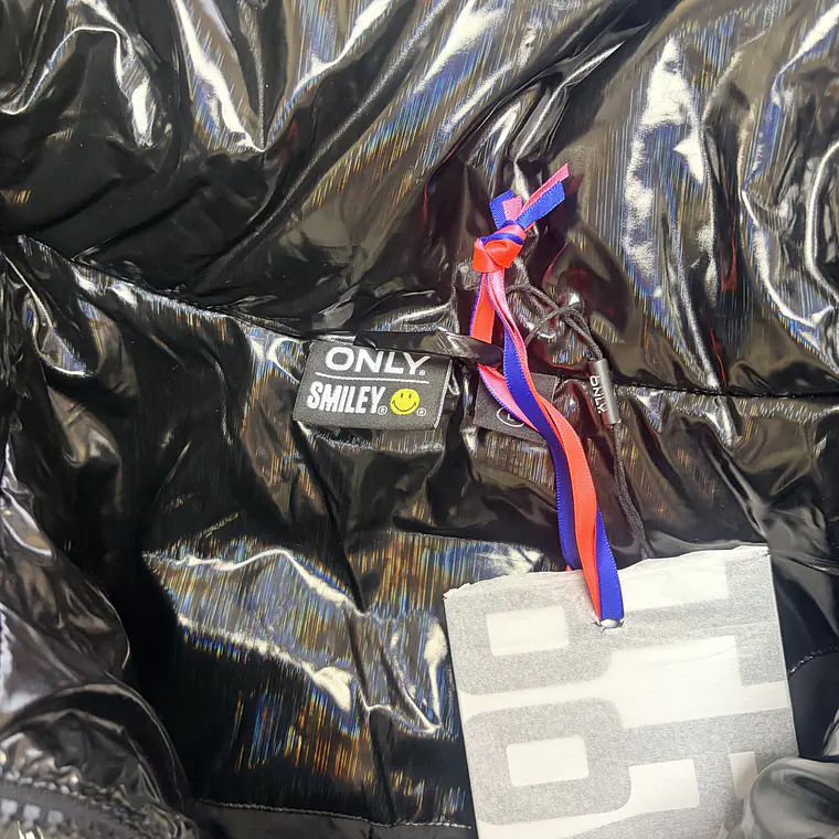 Chaqueta corta efecto charol negra oversized 4