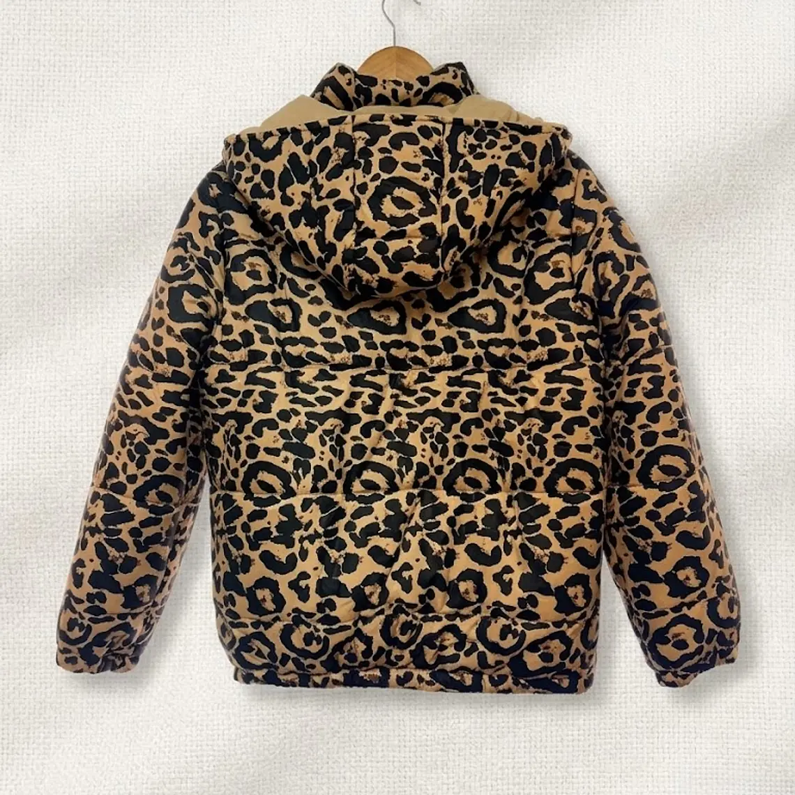 Chaqueta corta animal print con capucha 2