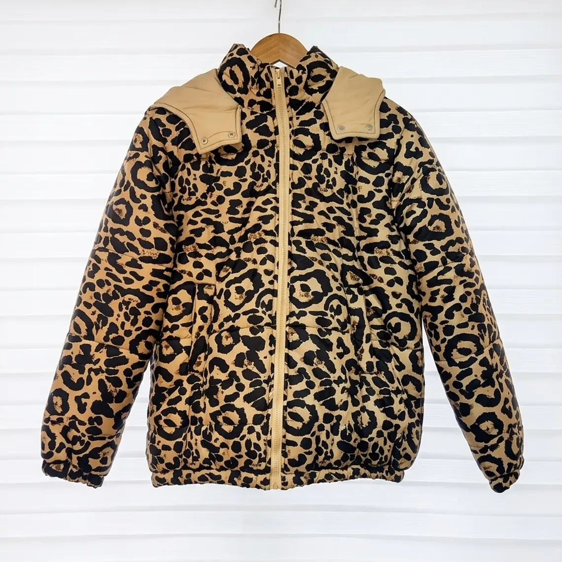 Chaqueta corta animal print con capucha 1