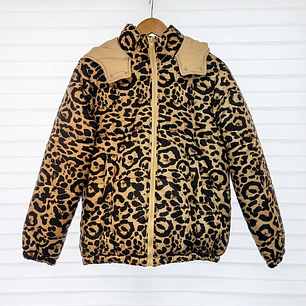 Chaqueta corta animal print con capucha