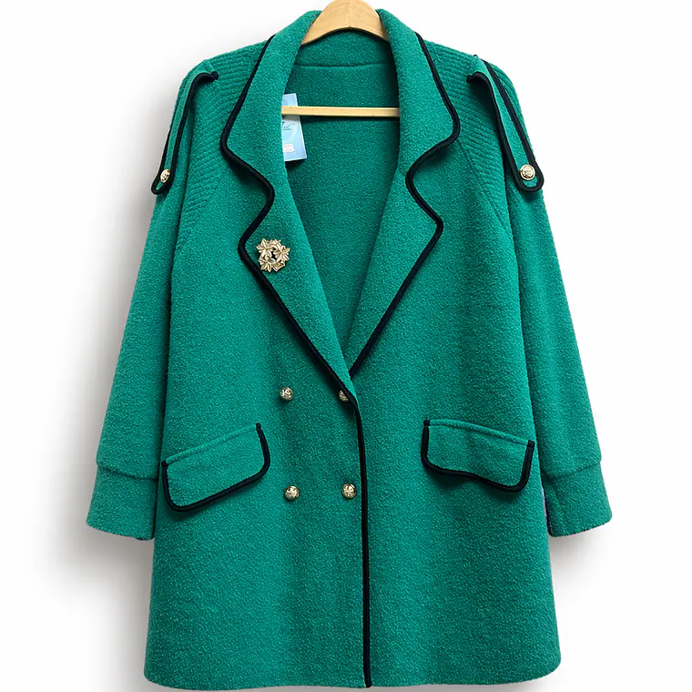 Abrigo elegante verde con detalles 1