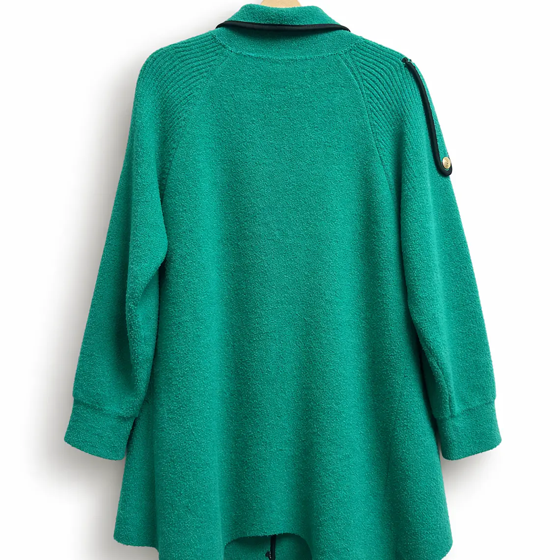 Abrigo elegante verde con detalles 2