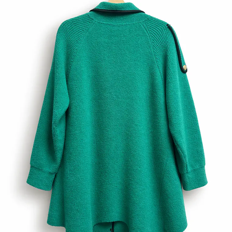 Abrigo elegante verde con detalles 2