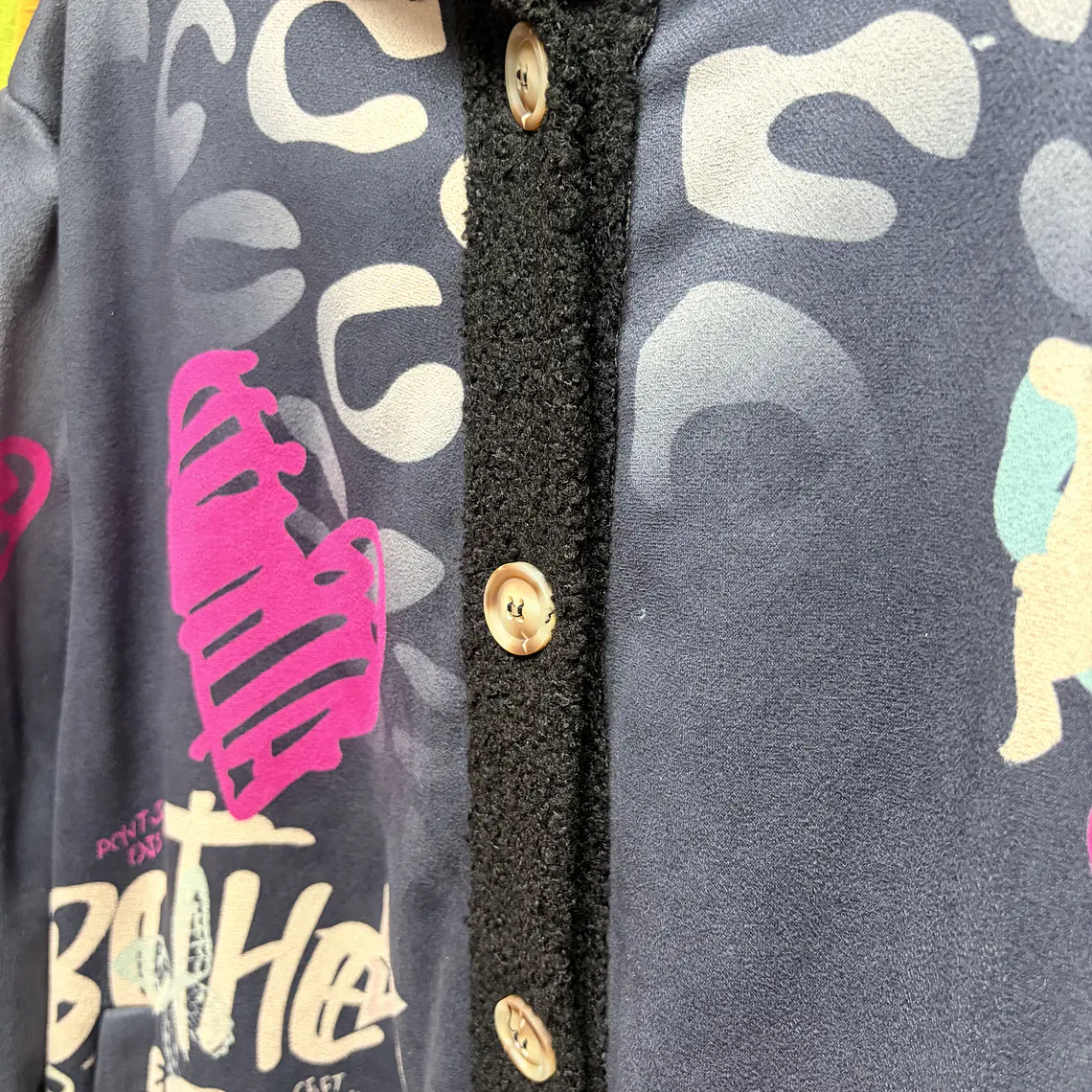 Chaqueta estampada estilo urbano (fondo negro) 2