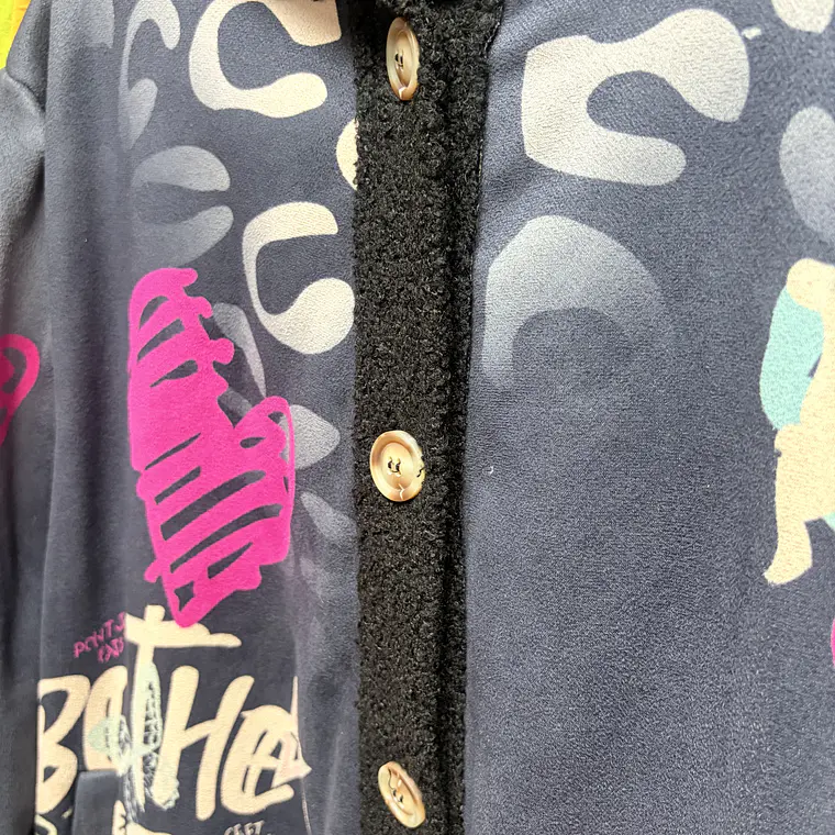 Chaqueta estampada estilo urbano (fondo negro) 2