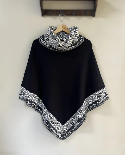 Poncho Tres Puntas Black