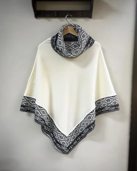 Poncho Tres Puntas Fractal Blanco