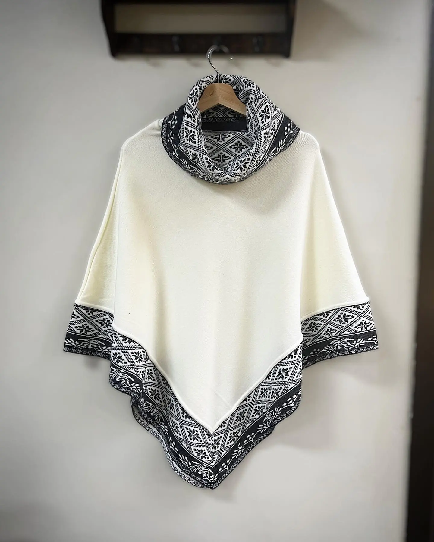 Poncho Tres Puntas Fractal Blanco 1