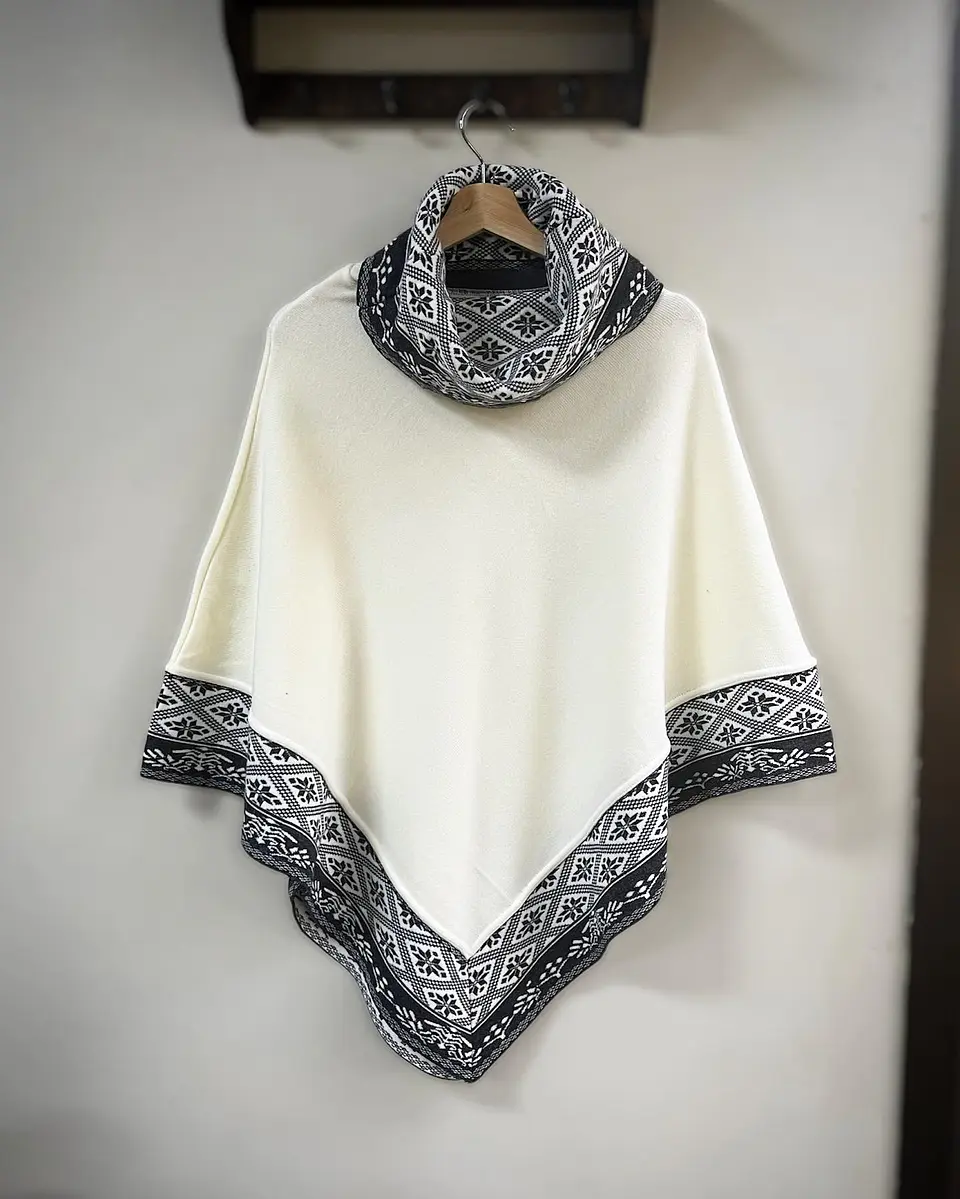 Poncho Tres Puntas Fractal Blanco 1