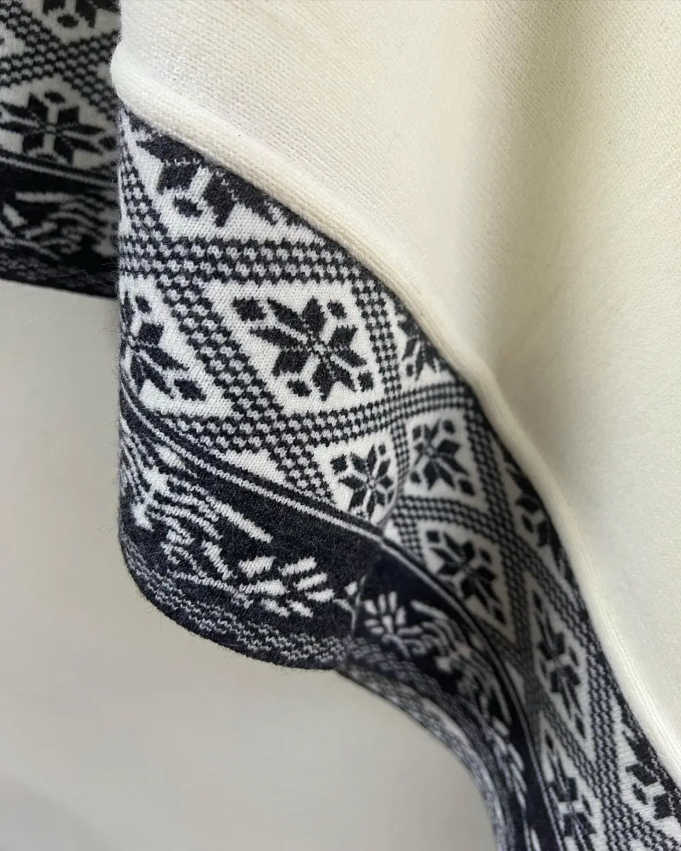 Poncho Tres Puntas Fractal Blanco 2