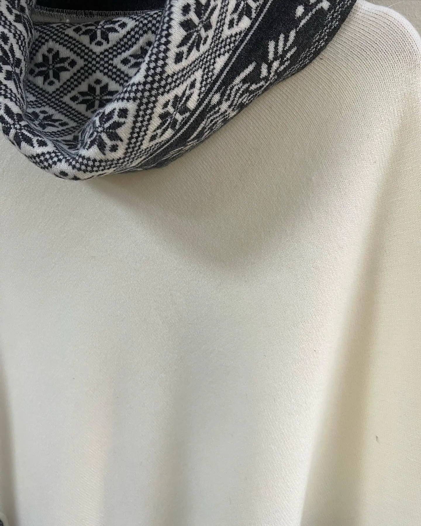 Poncho Tres Puntas Fractal Blanco 3