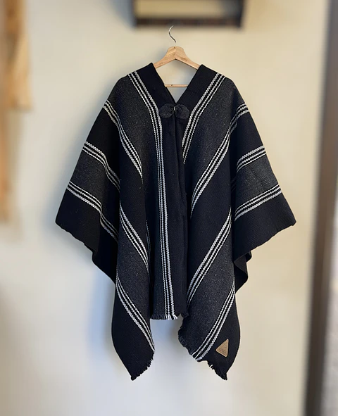 Poncho Premium Huaso Negro Rayas