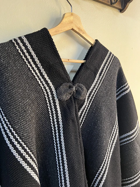 Poncho Premium Huaso Negro Rayas