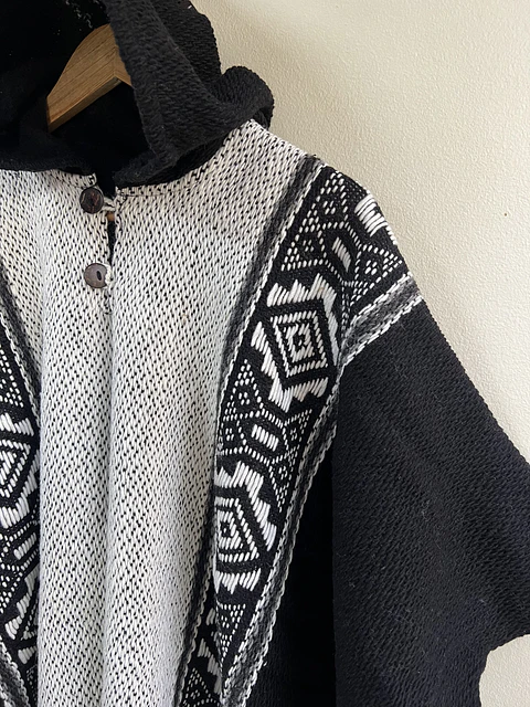 Poncho Capucha Negro/Blanco