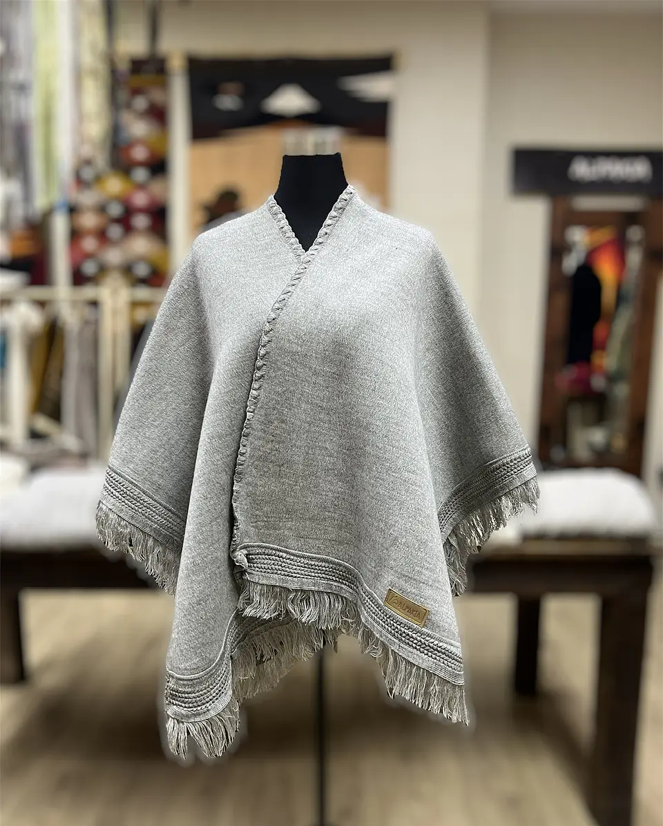 Ruana Alpakia Gris Perla 2
