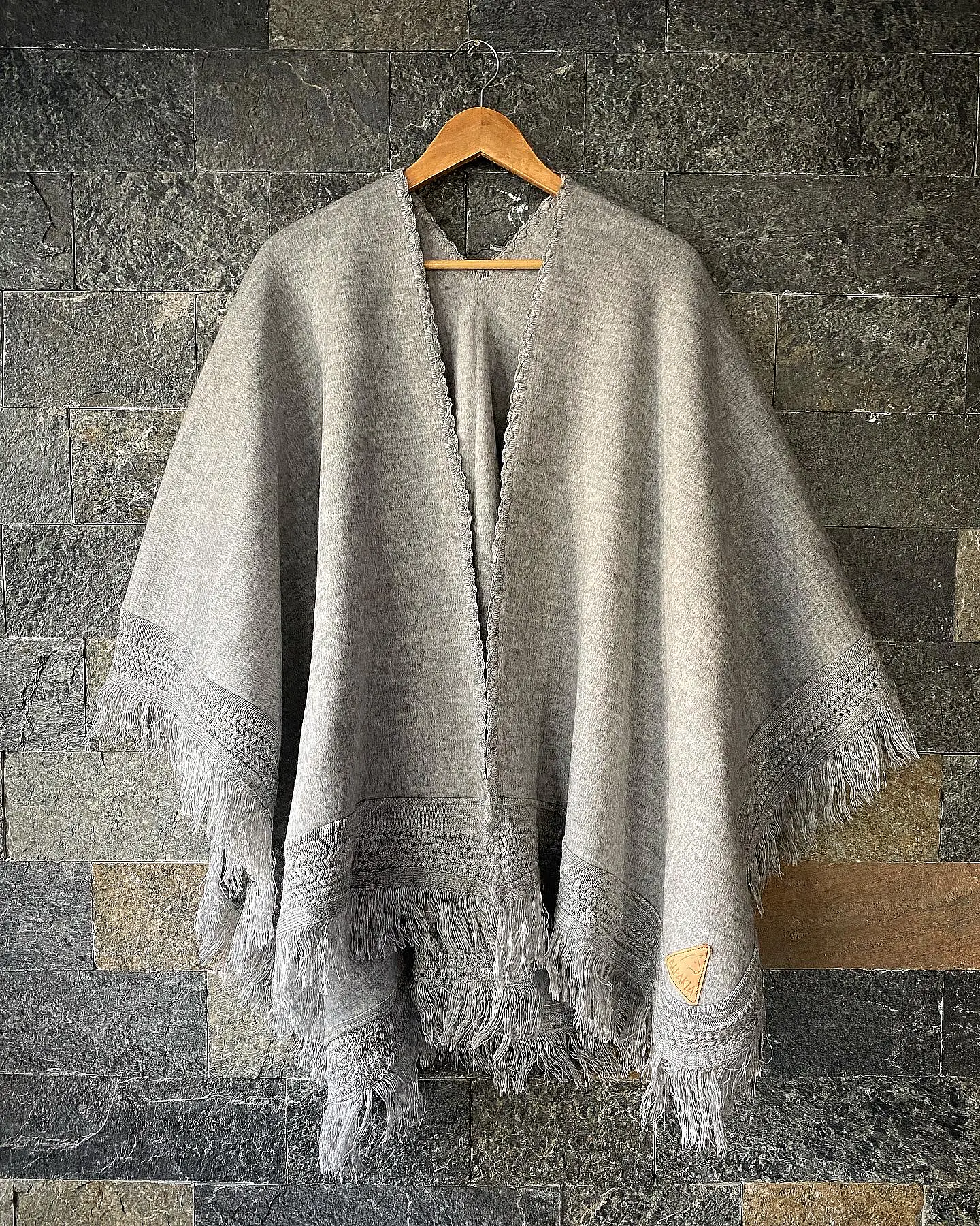 Ruana Alpakia Gris Perla 1