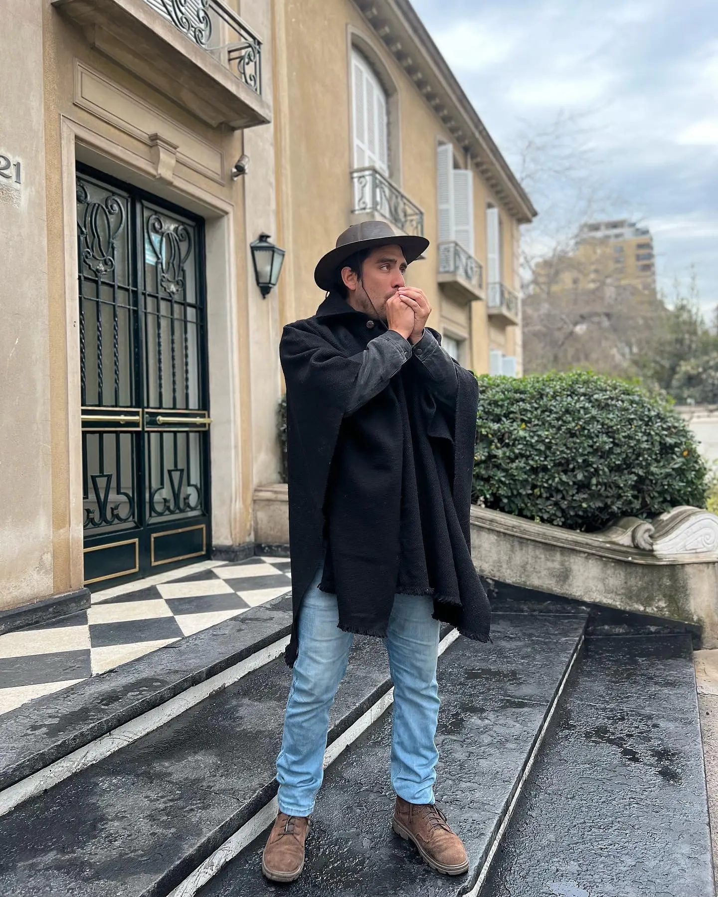 Poncho Premium Negro Castilla 3