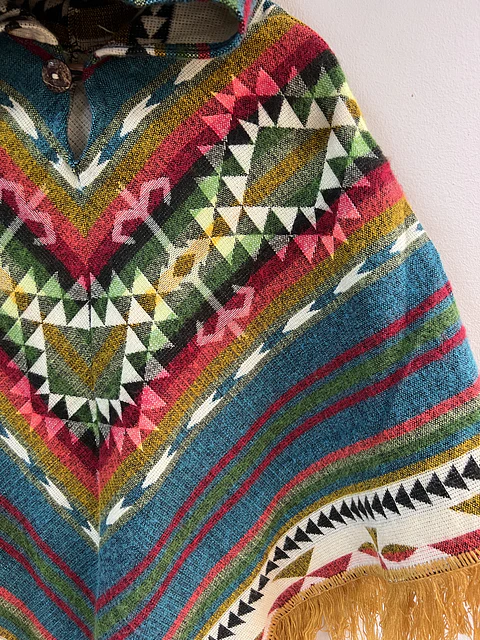 Poncho Tres Puntas Geometrico