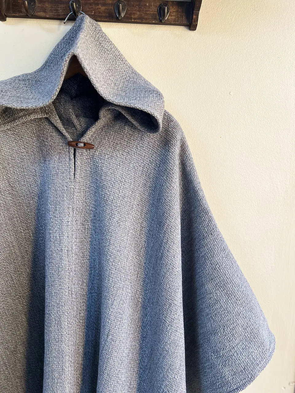Poncho Golden Premium Gris Perla Capucha 3