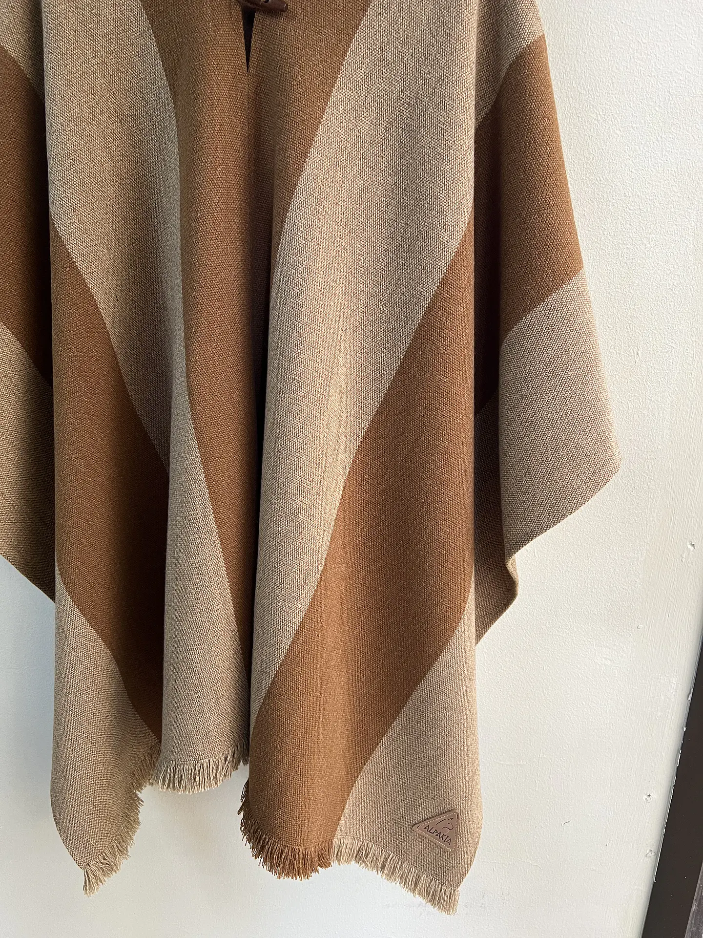 Poncho Exclusivo Café Rayas 3