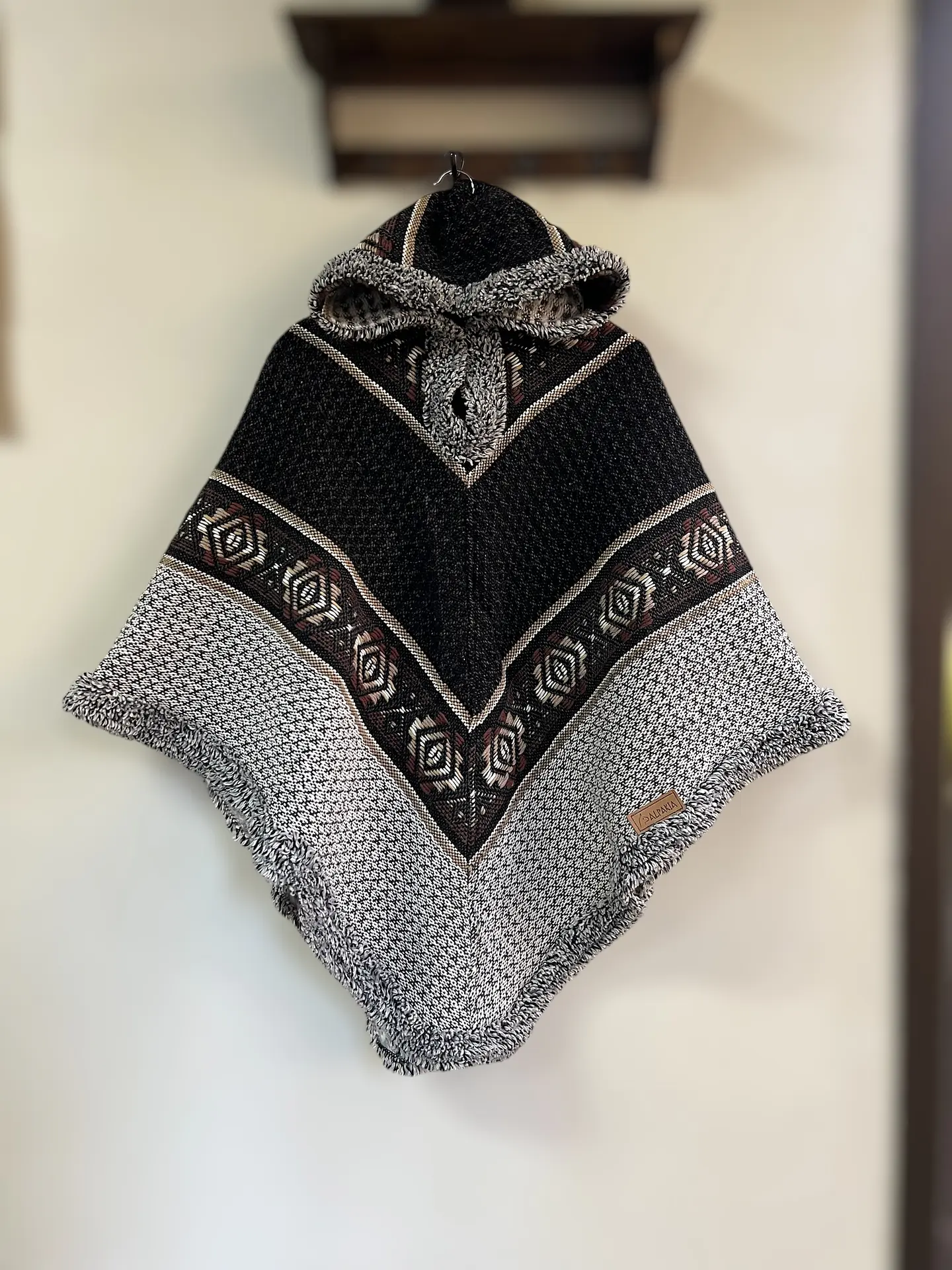 Poncho Tres Puntas Black 1